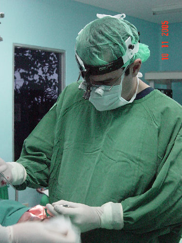 Dr. Gallardo realizando correción del tabique nasal (Septumplastía)